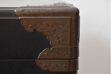 和製アンティーク　模様入りの金具や家紋が品格ある挟み箱　(R-074861)