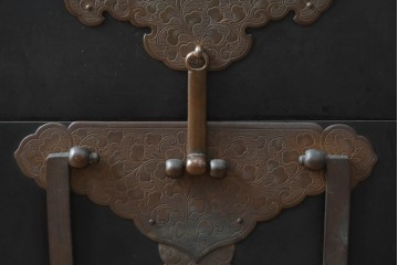 和製アンティーク　模様入りの金具や家紋が品格ある挟み箱　(R-074861)