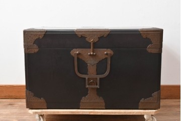 和製アンティーク　模様入りの金具や家紋が品格ある挟み箱　(R-074861)