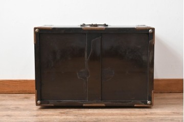 和製アンティーク　模様入りの金具や家紋が品格ある挟み箱　(R-074861)
