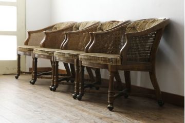 中古　DREXEL HERITAGE(ドレクセルヘリテイジ)　Grand Villa(グランドヴィラ)　くつろぎの時間を演出するキャスター付きアームチェア4脚セット(椅子、イス、ダイニングチェア)(R-074862)