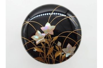 蒔絵　螺鈿　それぞれのデザインが美しく和の雰囲気を引き立てる棗3個セット(秋草、大棗、牡丹、春の野、寸切、荒井喜峰、茶道具、茶筒、茶器、漆器、共箱付き)(R-074873)