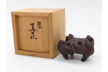 釜師　畠春斎　蟹　蓋置　鉄製　約274g(茶道具、茶器、煎茶道具、かに、カニ、共箱付き)(R-074874)
