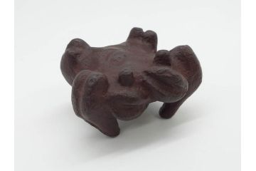 釜師　畠春斎　蟹　蓋置　鉄製　約274g(茶道具、茶器、煎茶道具、かに、カニ、共箱付き)(R-074874)