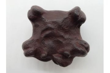 釜師　畠春斎　蟹　蓋置　鉄製　約274g(茶道具、茶器、煎茶道具、かに、カニ、共箱付き)(R-074874)