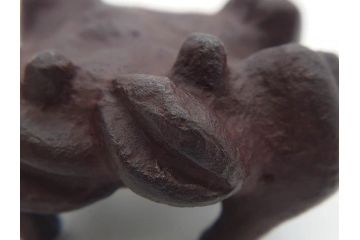 釜師　畠春斎　蟹　蓋置　鉄製　約274g(茶道具、茶器、煎茶道具、かに、カニ、共箱付き)(R-074874)