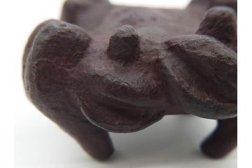 釜師　畠春斎　蟹　蓋置　鉄製　約274g(茶道具、茶器、煎茶道具、かに、カニ、共箱付き)(R-074874)