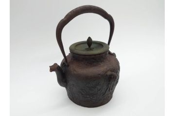 明治〜大正　龍文堂造　丁寧な意匠ながらも迫力のある鉄瓶(獣口、花唐草、湯沸、湯瓶、茶道具、茶器)(R-074876)