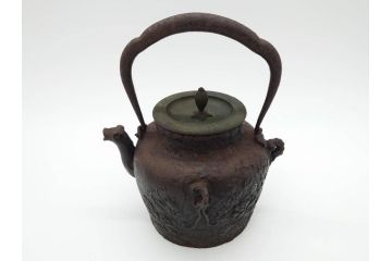 明治〜大正　龍文堂造　丁寧な意匠ながらも迫力のある鉄瓶(獣口、花唐草、湯沸、湯瓶、茶道具、茶器)(R-074876)