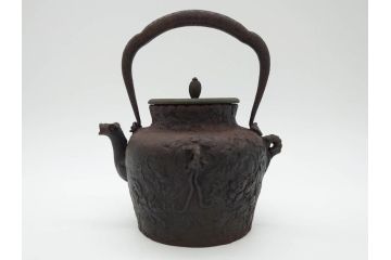 明治〜大正　龍文堂造　丁寧な意匠ながらも迫力のある鉄瓶(獣口、花唐草、湯沸、湯瓶、茶道具、茶器)(R-074876)