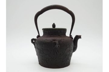 明治〜大正　龍文堂造　丁寧な意匠ながらも迫力のある鉄瓶(獣口、花唐草、湯沸、湯瓶、茶道具、茶器)(R-074876)