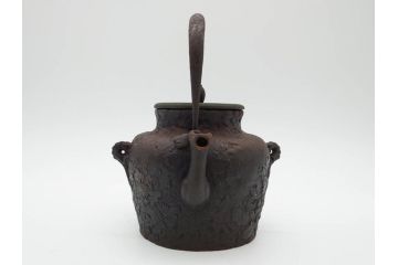 明治〜大正　龍文堂造　丁寧な意匠ながらも迫力のある鉄瓶(獣口、花唐草、湯沸、湯瓶、茶道具、茶器)(R-074876)