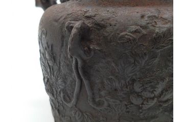 明治〜大正　龍文堂造　丁寧な意匠ながらも迫力のある鉄瓶(獣口、花唐草、湯沸、湯瓶、茶道具、茶器)(R-074876)