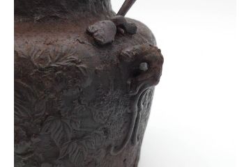 明治〜大正　龍文堂造　丁寧な意匠ながらも迫力のある鉄瓶(獣口、花唐草、湯沸、湯瓶、茶道具、茶器)(R-074876)