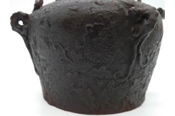 明治〜大正　龍文堂造　丁寧な意匠ながらも迫力のある鉄瓶(獣口、花唐草、湯沸、湯瓶、茶道具、茶器)(R-074876)