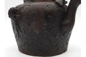 明治〜大正　龍文堂造　丁寧な意匠ながらも迫力のある鉄瓶(獣口、花唐草、湯沸、湯瓶、茶道具、茶器)(R-074876)
