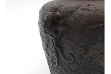 明治〜大正　龍文堂造　丁寧な意匠ながらも迫力のある鉄瓶(獣口、花唐草、湯沸、湯瓶、茶道具、茶器)(R-074876)