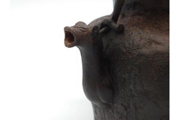 明治〜大正　龍文堂造　丁寧な意匠ながらも迫力のある鉄瓶(獣口、花唐草、湯沸、湯瓶、茶道具、茶器)(R-074876)
