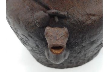 明治〜大正　龍文堂造　丁寧な意匠ながらも迫力のある鉄瓶(獣口、花唐草、湯沸、湯瓶、茶道具、茶器)(R-074876)