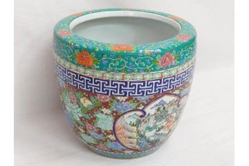 大正時代　色絵　窓絵　花唐草　鮮やかな色合いが空間のアクセントになる火鉢(十錦手、手あぶり、鉢カバー)(R-074877)