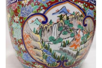 大正時代　色絵　窓絵　花唐草　鮮やかな色合いが空間のアクセントになる火鉢(十錦手、手あぶり、鉢カバー)(R-074877)