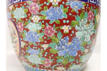 大正時代　色絵　窓絵　花唐草　鮮やかな色合いが空間のアクセントになる火鉢(十錦手、手あぶり、鉢カバー)(R-074877)