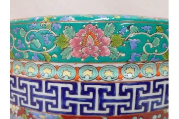 大正時代　色絵　窓絵　花唐草　鮮やかな色合いが空間のアクセントになる火鉢(十錦手、手あぶり、鉢カバー)(R-074877)