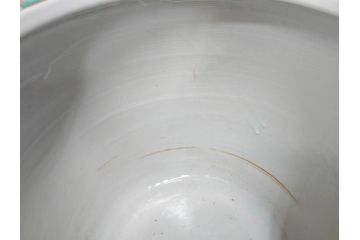 大正時代　色絵　窓絵　花唐草　鮮やかな色合いが空間のアクセントになる火鉢(十錦手、手あぶり、鉢カバー)(R-074877)