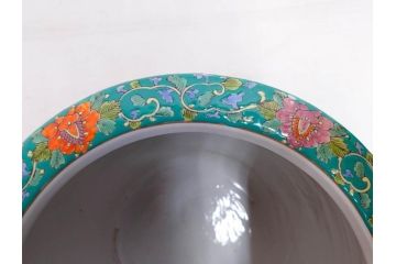 大正時代　色絵　窓絵　花唐草　鮮やかな色合いが空間のアクセントになる火鉢(十錦手、手あぶり、鉢カバー)(R-074877)