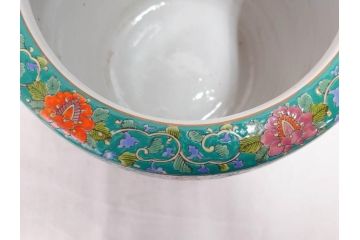 大正時代　色絵　窓絵　花唐草　鮮やかな色合いが空間のアクセントになる火鉢(十錦手、手あぶり、鉢カバー)(R-074877)