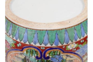 大正時代　色絵　窓絵　花唐草　鮮やかな色合いが空間のアクセントになる火鉢(十錦手、手あぶり、鉢カバー)(R-074877)