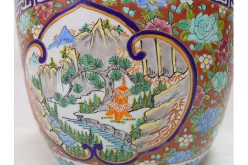 大正時代　色絵　窓絵　花唐草　鮮やかな色合いが空間のアクセントになる火鉢(十錦手、手あぶり、鉢カバー)(R-074878)