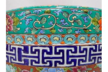 大正時代　色絵　窓絵　花唐草　鮮やかな色合いが空間のアクセントになる火鉢(十錦手、手あぶり、鉢カバー)(R-074878)