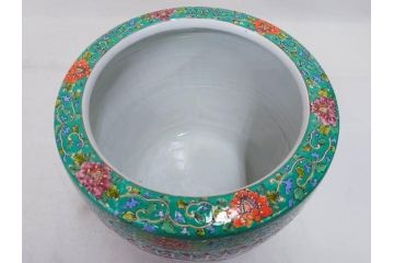 大正時代　色絵　窓絵　花唐草　鮮やかな色合いが空間のアクセントになる火鉢(十錦手、手あぶり、鉢カバー)(R-074878)