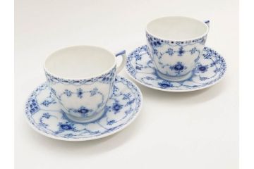 デンマーク　ROYAL COPENHAGEN(ロイヤルコペンハーゲン)　ブルーフルーテッド　ハーフレース　ペア　優雅なひとときを演出するコーヒーカップ&ソーサー2客セット(洋食器、C&S)(定価約44000円)(R-074882)
