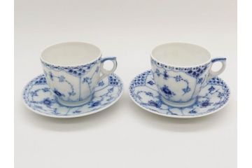デンマーク　ROYAL COPENHAGEN(ロイヤルコペンハーゲン)　ブルーフルーテッド　ハーフレース　ペア　優雅なひとときを演出するコーヒーカップ&ソーサー2客セット(洋食器、C&S)(定価約44000円)(R-074882)