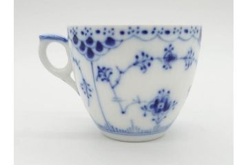 デンマーク　ROYAL COPENHAGEN(ロイヤルコペンハーゲン)　ブルーフルーテッド　ハーフレース　ペア　優雅なひとときを演出するコーヒーカップ&ソーサー2客セット(洋食器、C&S)(定価約44000円)(R-074882)