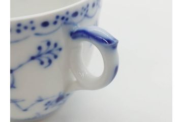 デンマーク　ROYAL COPENHAGEN(ロイヤルコペンハーゲン)　ブルーフルーテッド　ハーフレース　ペア　優雅なひとときを演出するコーヒーカップ&ソーサー2客セット(洋食器、C&S)(定価約44000円)(R-074882)