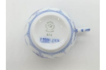 デンマーク　ROYAL COPENHAGEN(ロイヤルコペンハーゲン)　ブルーフルーテッド　ハーフレース　ペア　優雅なひとときを演出するコーヒーカップ&ソーサー2客セット(洋食器、C&S)(定価約44000円)(R-074882)