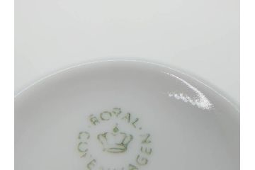 デンマーク　ROYAL COPENHAGEN(ロイヤルコペンハーゲン)　ブルーフルーテッド　ハーフレース　ペア　優雅なひとときを演出するコーヒーカップ&ソーサー2客セット(洋食器、C&S)(定価約44000円)(R-074882)