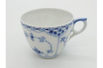 デンマーク　ROYAL COPENHAGEN(ロイヤルコペンハーゲン)　ブルーフルーテッド　ハーフレース　ペア　優雅なひとときを演出するコーヒーカップ&ソーサー2客セット(洋食器、C&S)(定価約44000円)(R-074882)