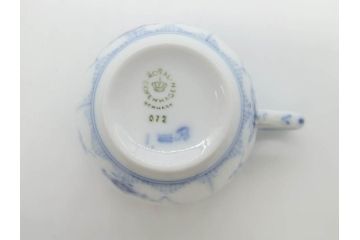 デンマーク　ROYAL COPENHAGEN(ロイヤルコペンハーゲン)　ブルーフルーテッド　ハーフレース　ペア　優雅なひとときを演出するコーヒーカップ&ソーサー2客セット(洋食器、C&S)(定価約44000円)(R-074882)