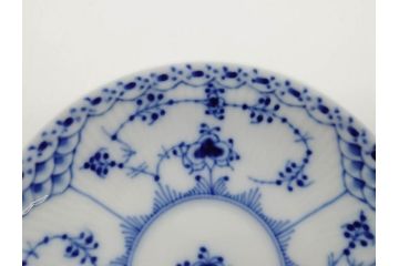 デンマーク　ROYAL COPENHAGEN(ロイヤルコペンハーゲン)　ブルーフルーテッド　ハーフレース　ペア　優雅なひとときを演出するコーヒーカップ&ソーサー2客セット(洋食器、C&S)(定価約44000円)(R-074882)