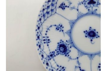 デンマーク　ROYAL COPENHAGEN(ロイヤルコペンハーゲン)　ブルーフルーテッド　ハーフレース　ペア　優雅なひとときを演出するコーヒーカップ&ソーサー2客セット(洋食器、C&S)(定価約44000円)(R-074882)