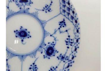 デンマーク　ROYAL COPENHAGEN(ロイヤルコペンハーゲン)　ブルーフルーテッド　ハーフレース　ペア　優雅なひとときを演出するコーヒーカップ&ソーサー2客セット(洋食器、C&S)(定価約44000円)(R-074882)