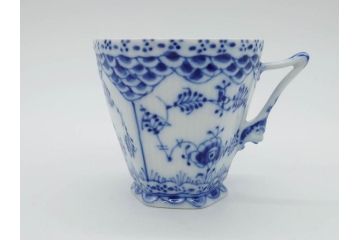 デンマーク　ROYAL　COPENHAGEN(ロイヤルコペンハーゲン)　ブルーフルーテッド　フルレース　ペア　繊細なレースの縁取りが豪華で上品な雰囲気を醸し出すコーヒーカップ&ソーサー2客セット(洋食器、C&S)(定価約110000円)(R-074883)