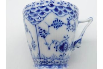 デンマーク　ROYAL　COPENHAGEN(ロイヤルコペンハーゲン)　ブルーフルーテッド　フルレース　ペア　繊細なレースの縁取りが豪華で上品な雰囲気を醸し出すコーヒーカップ&ソーサー2客セット(洋食器、C&S)(定価約110000円)(R-074883)