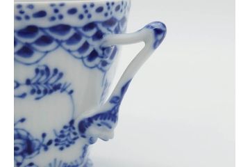 デンマーク　ROYAL　COPENHAGEN(ロイヤルコペンハーゲン)　ブルーフルーテッド　フルレース　ペア　繊細なレースの縁取りが豪華で上品な雰囲気を醸し出すコーヒーカップ&ソーサー2客セット(洋食器、C&S)(定価約110000円)(R-074883)