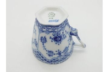 デンマーク　ROYAL　COPENHAGEN(ロイヤルコペンハーゲン)　ブルーフルーテッド　フルレース　ペア　繊細なレースの縁取りが豪華で上品な雰囲気を醸し出すコーヒーカップ&ソーサー2客セット(洋食器、C&S)(定価約110000円)(R-074883)