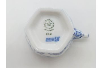 デンマーク　ROYAL　COPENHAGEN(ロイヤルコペンハーゲン)　ブルーフルーテッド　フルレース　ペア　繊細なレースの縁取りが豪華で上品な雰囲気を醸し出すコーヒーカップ&ソーサー2客セット(洋食器、C&S)(定価約110000円)(R-074883)